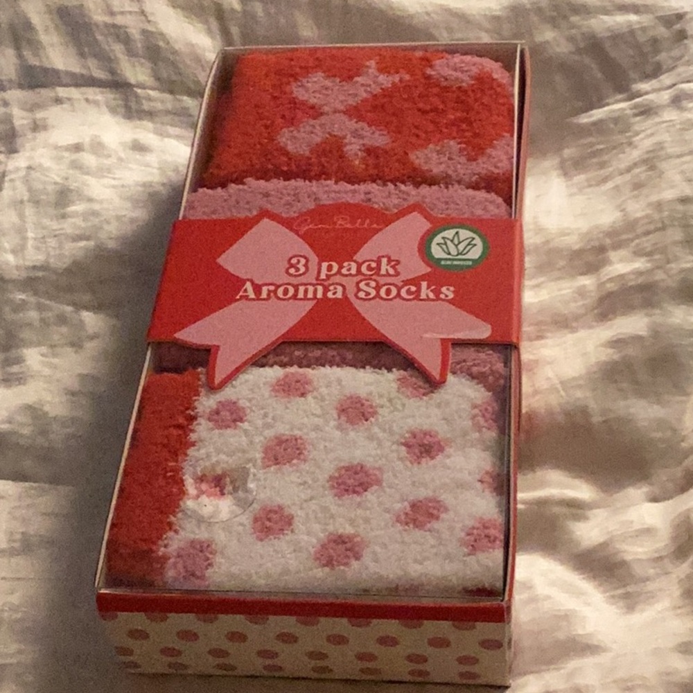 💗NWT 3 Pack of Aroma Socks Luxurious Warmth Spa Like Comfort Calming Scent 💗